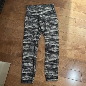 Wunder under black camo leggings